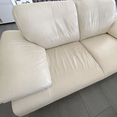 Beiges Kunstleder-Sofa