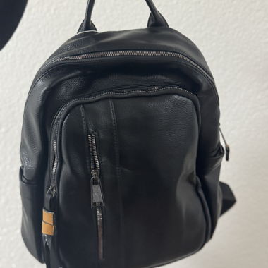 Schwarzer Kunstleder-Rucksack