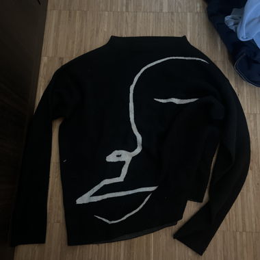 Schwarzer Pullover