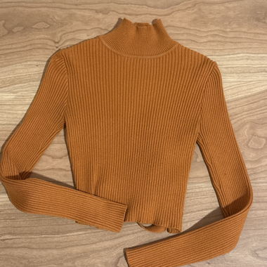Maglione a costine con collo alto