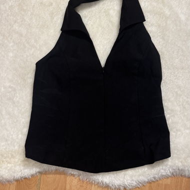 Top nero con schiena scoperta