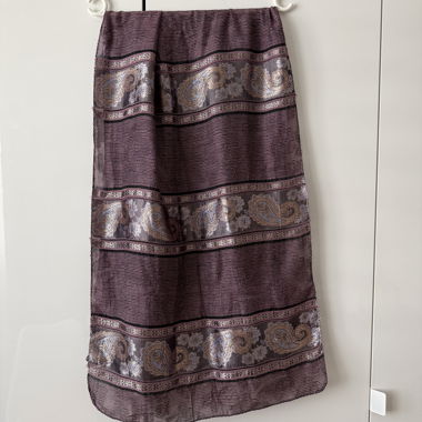 Eleganter Schal mit orientalischem violettem Muster