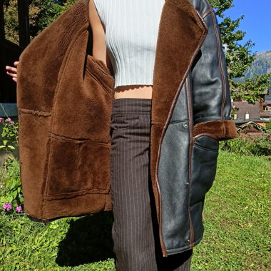 Manteau noir en fourrure et cuir
