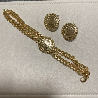 Goldene Kette mit Medaillons