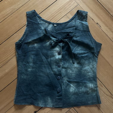 Green sleeveless top with buttons batik