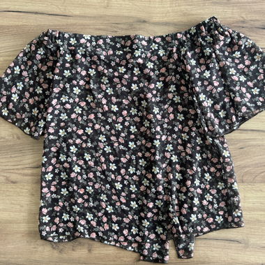 Top floreale con spalle scoperte