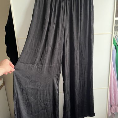 Loose black fabric trousers