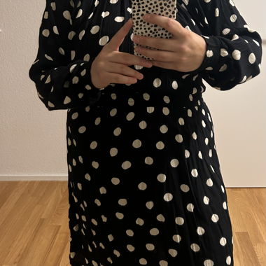 Schwarzes Tupfenkleid