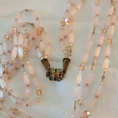 Collier de perles en rose