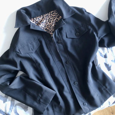 Giacca nera corta con fodera leopardata