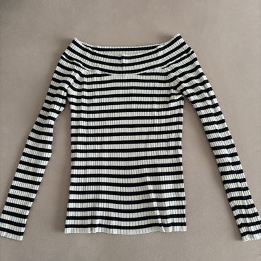 Blau-Weiss Gestreifter schulterfreier Pullover