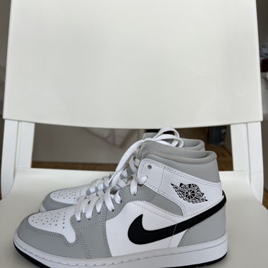Jordan 1 Light Smoke Grey