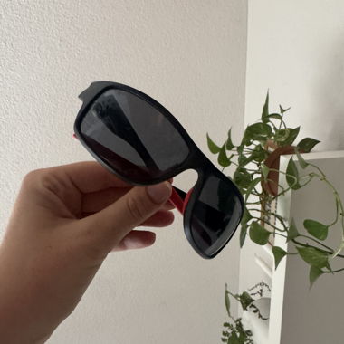 Sonnenbrille schwarz-rot