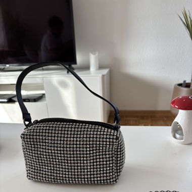 kleine Glitzerhandtasche.