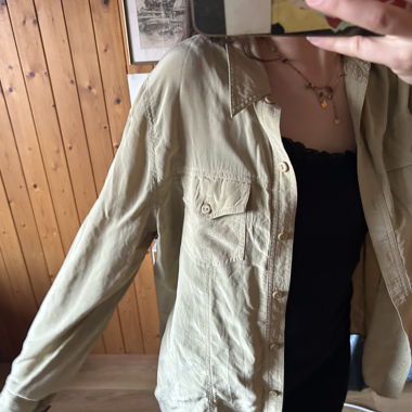 Camicia verde chiaro a maniche lunghe
