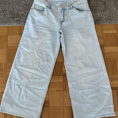 Weite Bershka-Jeans hellblau