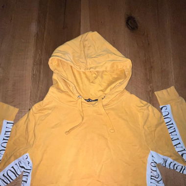 Gelber Pullover 