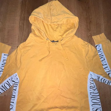 Gelber Pullover 