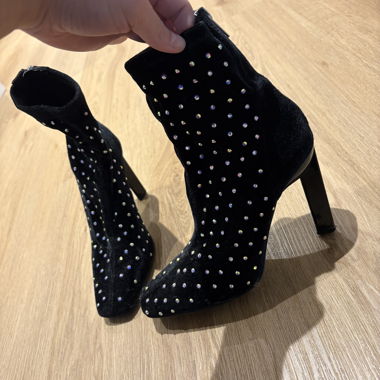 Heeled ankle boot with rhinestones