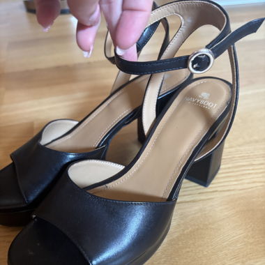 Schwarze Sandalen mit Blockabsatz