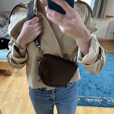 Borsa a tracolla marrone effetto coccodrillo