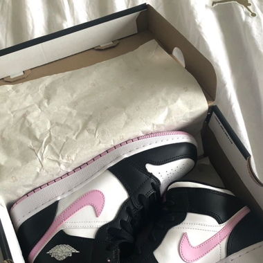 AIR JORDAN 1 MID WHITE BLACK LIGHT ARCTIC PINK