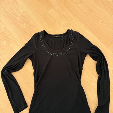 T-shirt noir à manches longues avec détail bijoux