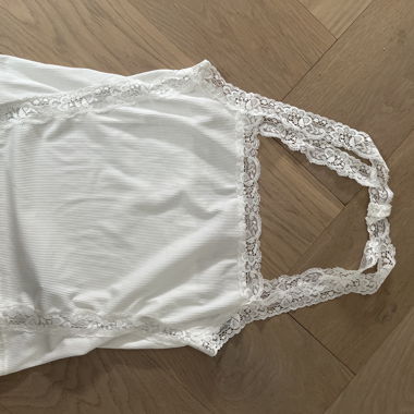 Haut débardeur en dentelle blanche