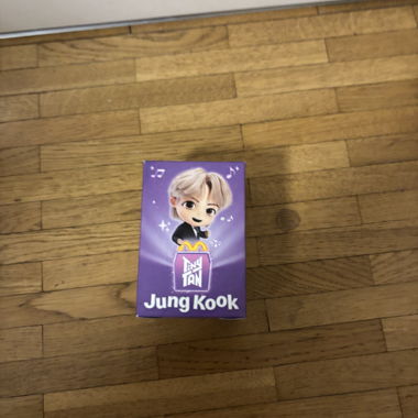 Figura TinyTAN Jung Kook con scatola