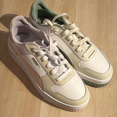PUMA Sneaker in Pastellfarben rosa und grün