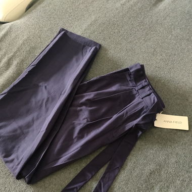 Neue Ana Field Hose mit Etikett