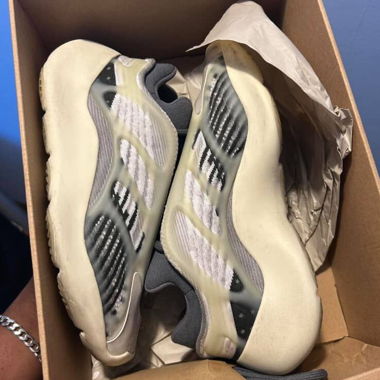 ADIDAS YEEZY 700 V3