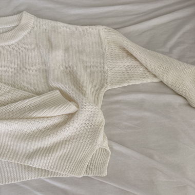 Maglia di maglia bianca a maniche lunghe