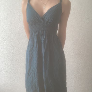 Robe d'été à bretelles croisées vert canard