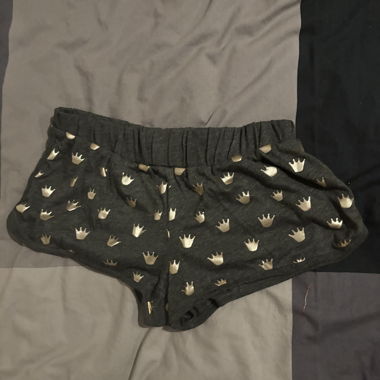 Shorts mit Kronenprint