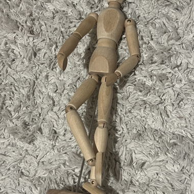 Poupée à dessin en bois sur socle