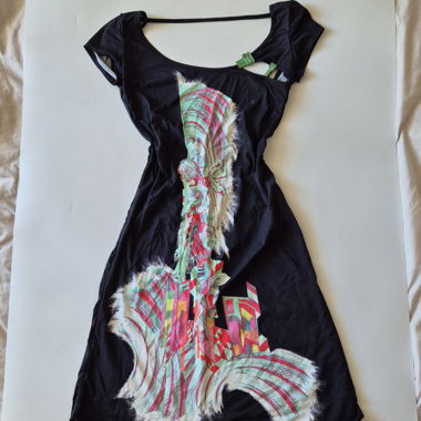 Schwarzes Kleid mit Aufdruck „Save the Queen“