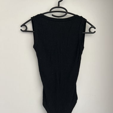 Body nero a coste con scollo profondo sul retro
