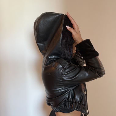 Cropped Kunstlederjacke mit Teddyfutter 