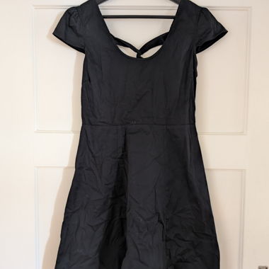 Petit robe noir avec détail tressé dans le dos 