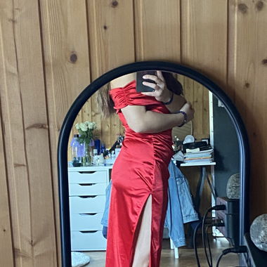 elegantes rotes Kleid