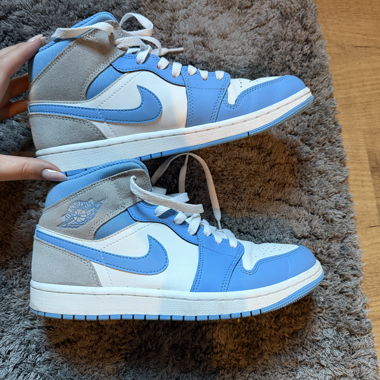 Air Jordan blu