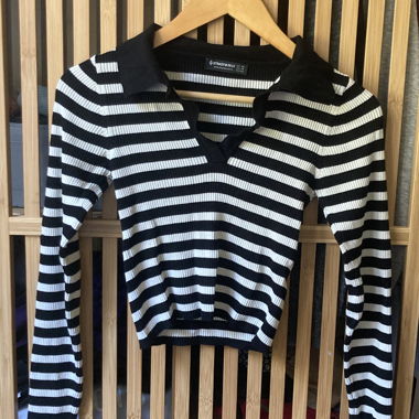 Maglione corto a righe nero e bianco