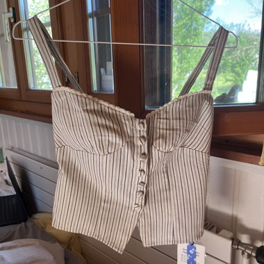 SPLIT SHIRRED CAMI TOP