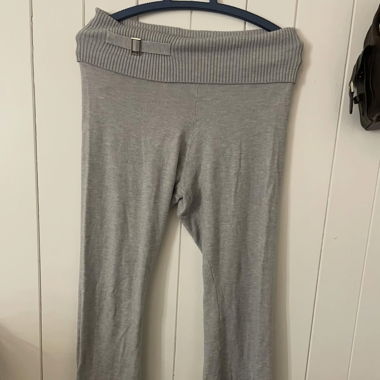 pantaloni a zampa grigi