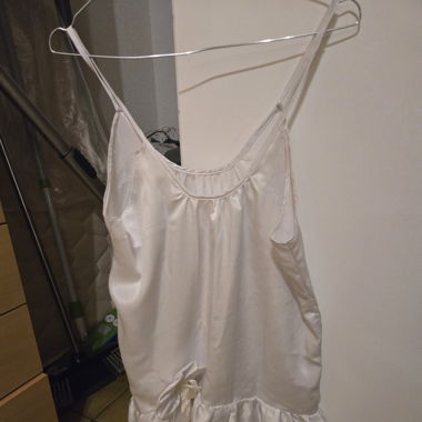 Robe satinée blanche à fines bretelles