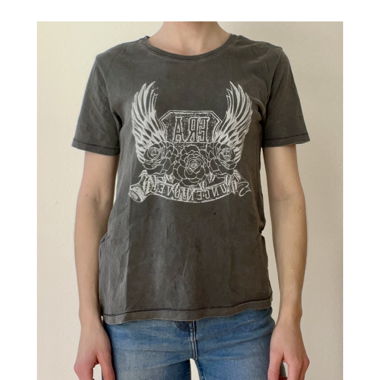 graues T-Shirt mit Print
