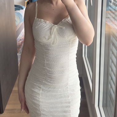 Abito corto bianco con spalline sottili