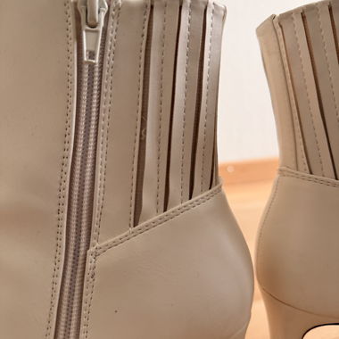 Beige Stiefeletten mit Absatz