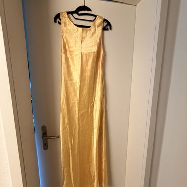 Goldenes Satin-Kleid